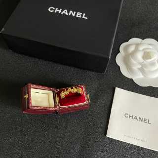 CHANEL Elara Gold Letter Accent Ring