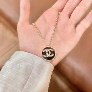 CHANEL Heritage CC Medallion Pendant Necklace