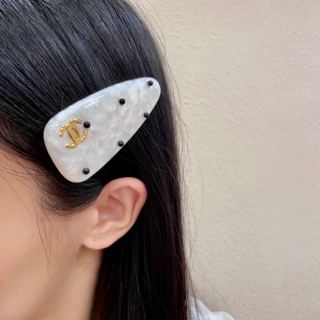 Chanel Pearl Acrylic CC Hair Clip – Elegant Luxury Fashion Accessory