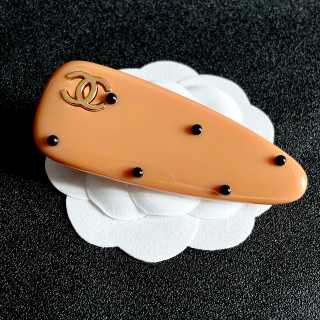 Chanel Orange Acrylic CC Hair Clip – Elegant Luxury Fashion Accessory