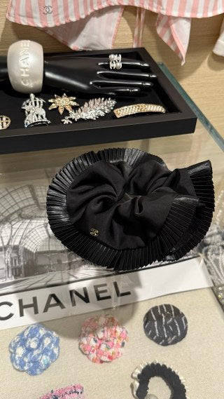 Chanel Black Pleated Bow Hair Clip – Elegant Luxury Fashion Accessory