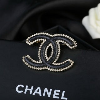 CHANEL Pearl Outline CC Statement Brooch