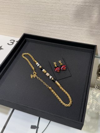 Chanel Black & White Chain Necklace – Elegant Luxury Fashion Jewelry
