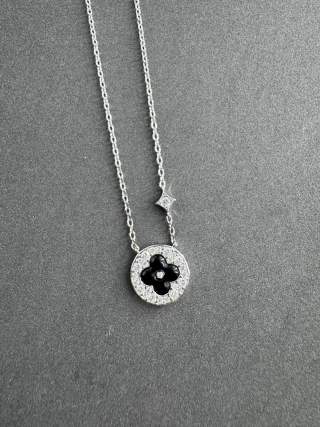 Louis Vuitton Blossom Medallion Flower Pendant Necklace